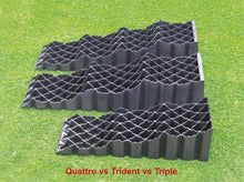 Load image into Gallery viewer, auffahrkeile wohnwagen Milenco Triple Level Twinpack Auffahrkeile ; 3-stufigen Auffahrkeil (120 mm) ; typische Gitteroberfläche ; zusätzlicher Halt ; Farbe: Grau ; Reallife Foto auf Wiese