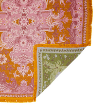 Load image into Gallery viewer, Wandering Folk Woven Throw Rosé | Boho ; Farbe: Rosa, Ockergelb ; mit Fransen ; Blumenmuster ; Produktfoto Nahaufnahme von Muster und Fransen ; Campingdecke