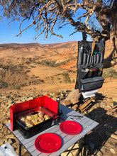 Load image into Gallery viewer, KITCHEN BUDDY Lifestyle Foto am Baum. Farbe: Grau, Schwarz. Navigator.