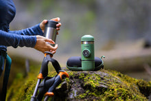 Load image into Gallery viewer, camping kaffeemaschine. Nanopresso Moos Grün. Leicht zu bedienen. Espresso überall genießen. Farbe: Grün. Wacaco. Lifestylebild im Wald.