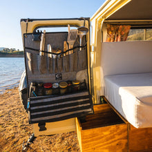 Load image into Gallery viewer, KITCHEN BUDDY Lifestyle Foto am Caravan. Farbe: Grau, Schwarz. Navigator.