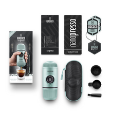 Lade das Bild in den Galerie-Viewer, Nanopresso Arctic Blue. Leicht zu bedienen. Espresso überall genießen. Farbe: Hell Blau. Wacaco. Produktbild mit allen Zubehörteilen.
