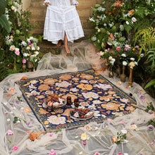 Lade das Bild in den Galerie-Viewer, Wandering Folk Picknickdecke Grandé Fleur Nightshade, Boho, Wasserdicht ; Farbe: Dunkel Blau, Violett ; mit Blumenmuster ; Lifestyle Foto von Muster mit Picknick Essen
