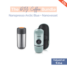 Lade das Bild in den Galerie-Viewer, Nanopresso Arctic Blue und Nanovessel. Produktbilder. Wacaco. Farbe: Silber, Hell Blau.
