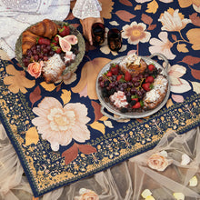 Lade das Bild in den Galerie-Viewer, Wandering Folk Picknickdecke Grandé Fleur Nightshade, Boho, Wasserdicht ; Farbe: Dunkel Blau, Violett ; mit Blumenmuster ; Lifestyle Foto Nahaufnahme von Muster mit Picknick Essen
