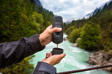 Lade das Bild in den Galerie-Viewer, camping espressomaschine. Nanopresso Grey. Leicht zu bedienen. Espresso überall genießen. Farbe: Grau. Wacaco. Lifestyle bild im Wald
