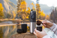 Lade das Bild in den Galerie-Viewer, Nanovessel. Wacaco. Espresso für überall. Camping und Caravaning. Lifestyle Bild im Wald. Farbe: Silber.
