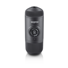 Lade das Bild in den Galerie-Viewer, Nanopresso Grey. Leicht zu bedienen. Espresso überall genießen. Farbe: Grau. Wacaco. Produktbild.
