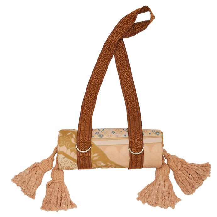 Wandering Folk Picknickdecke Wild Peach | Boho, Wasserdicht ; Farbe: Peach, Rosa ; mit  orientalischen Muster; Produktfoto zusammengerollte Decke mit Träger 